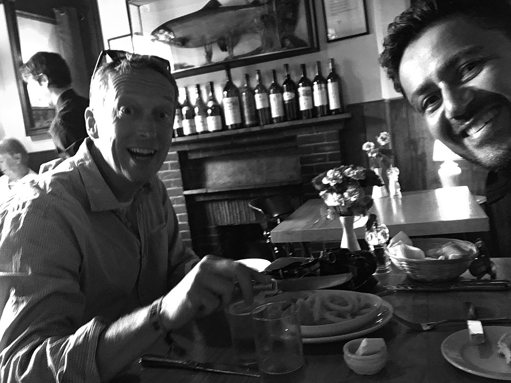 Selfie von Dirk Klöppinger und Freund in einem Restaurant