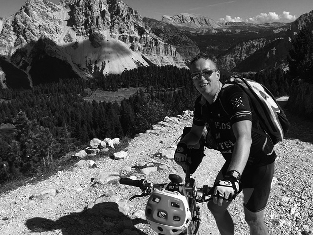 Dirk Klöppinger mit Fahrrad in den Bergen