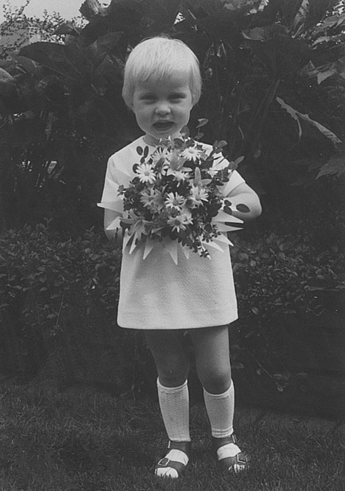 Kinderbild von Christine Ullmann mit Blumenstrauß