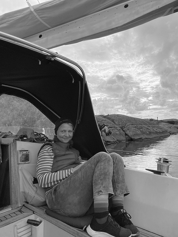 Christine Ullmann auf Segelboot