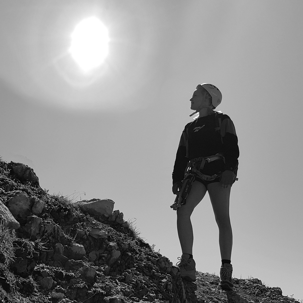 Juliane Breit mit Kletterausrüstung auf Berg