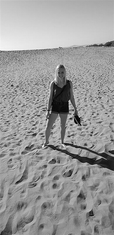 Juliane Breit in einer Sandwüste