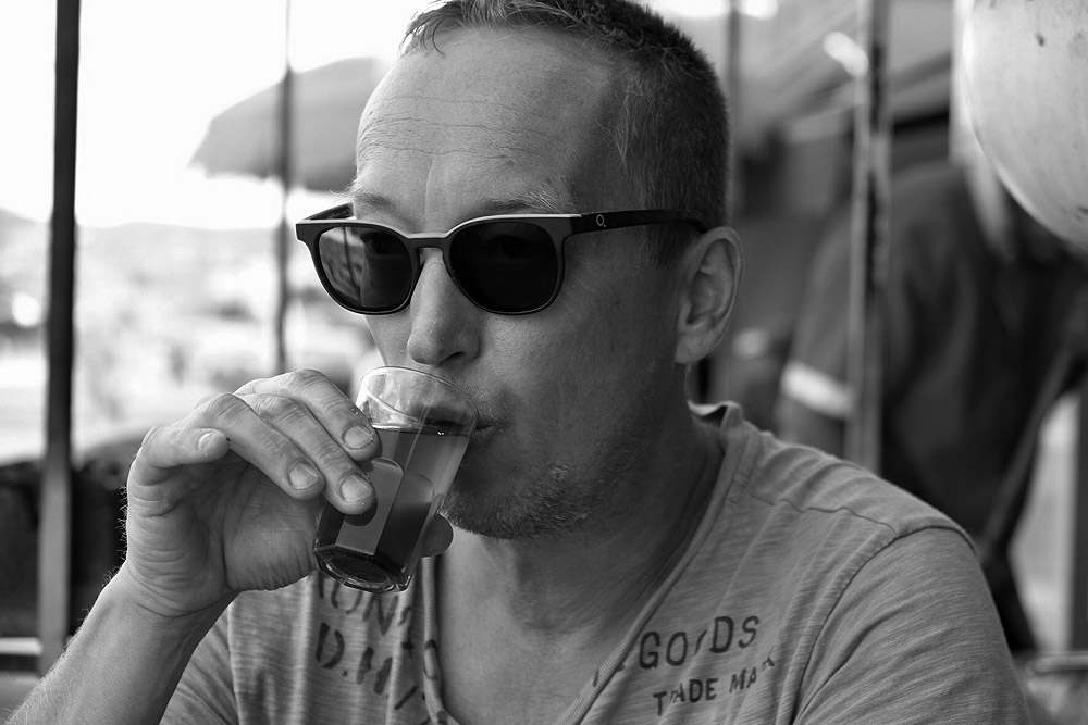 Dirk Klöppinger mit Sonnenbrille und Getränk