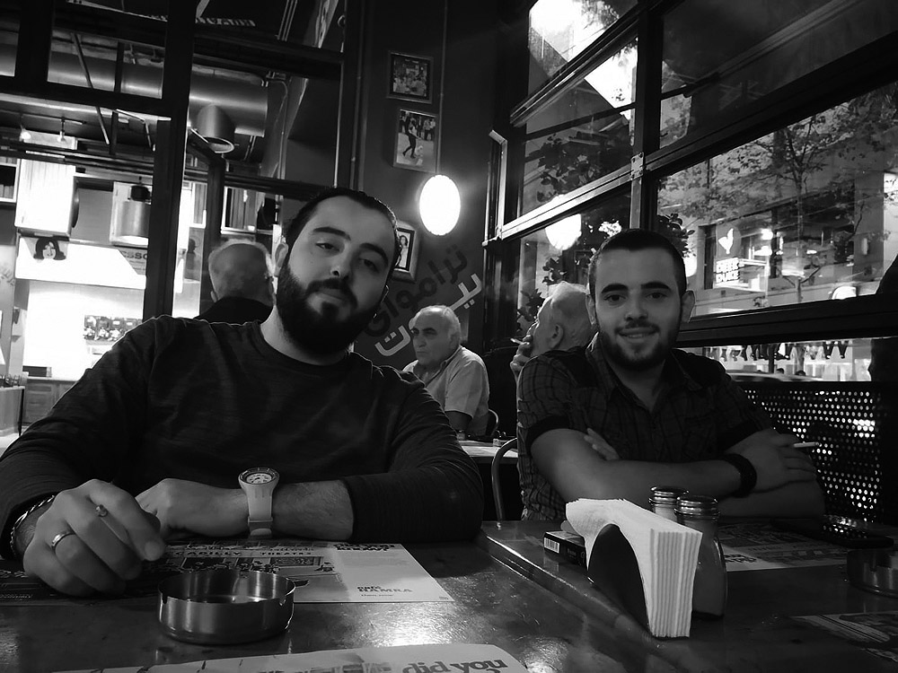 Ahmad Alshikhobeid mit Freund in einem Restaurant
