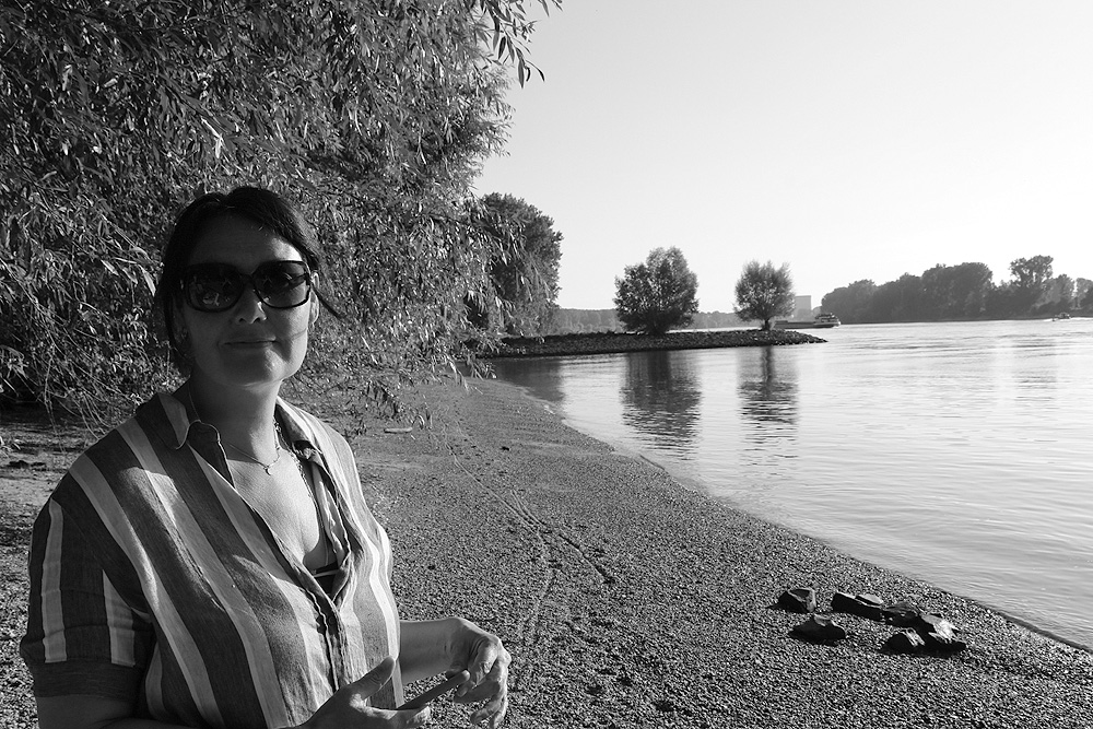 Pia mit Sonnenbrille am Rhein