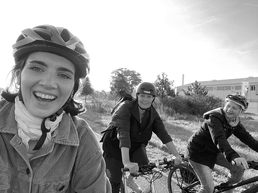 Selfie von Viki, Pia und Tine beim Fahrradfahren