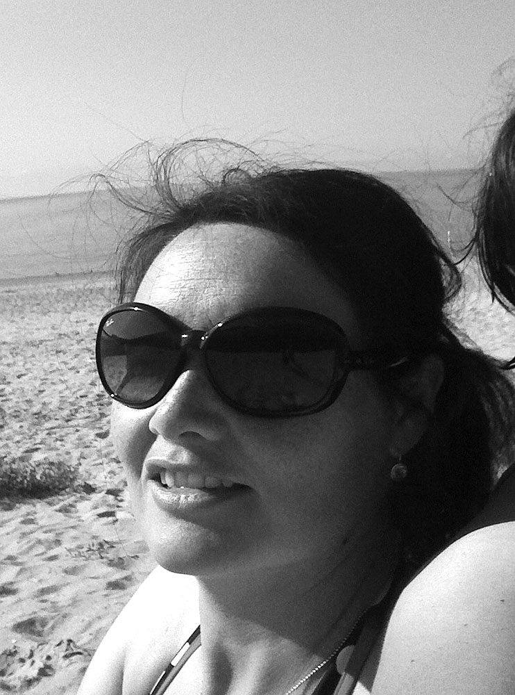 Nahaufnahme von Pia mit Sonnenbrille am Strand