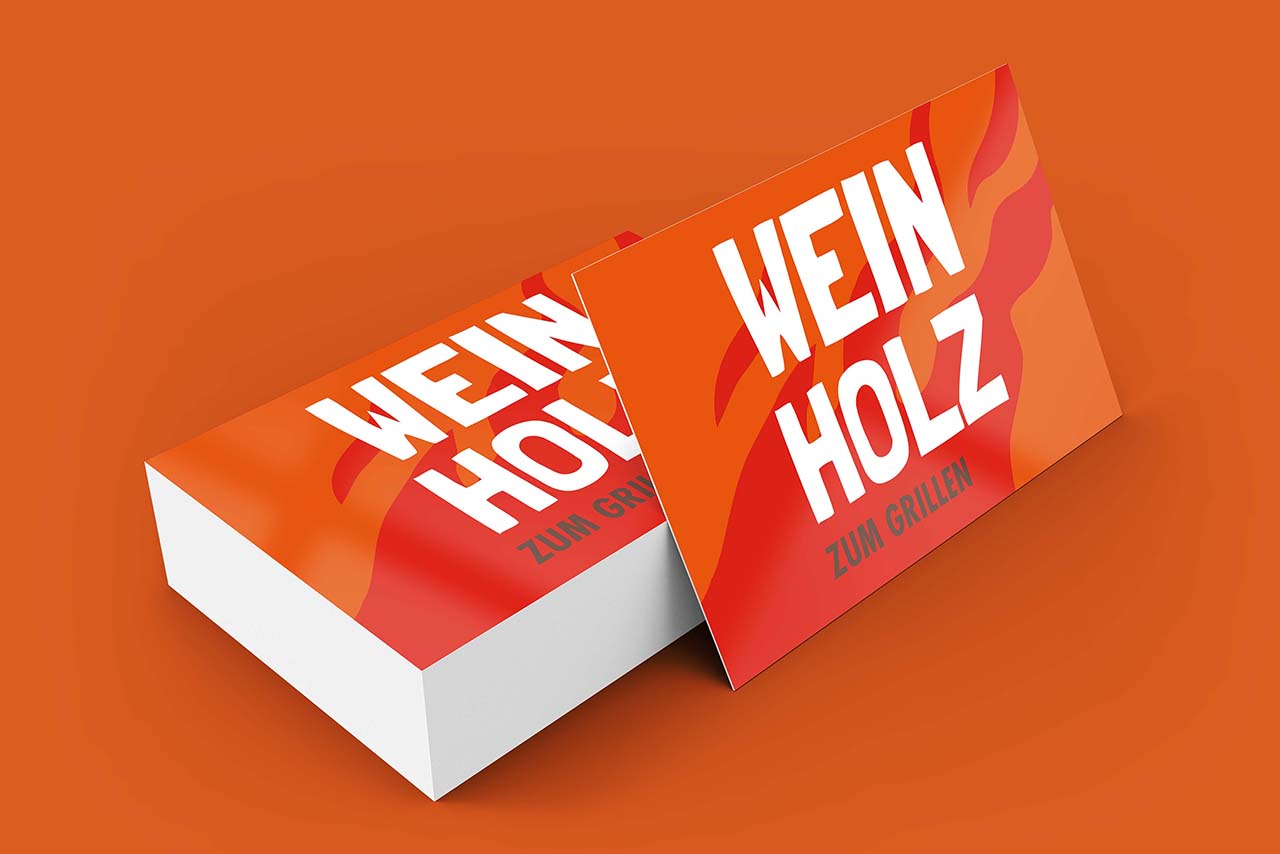 Orange-rote Visitenkarten mit Aufschrift "WEINHOLZ ZUM GRILLEN"
